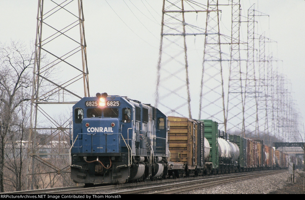 CR 6825 leads a general merchandise freight train west over the LEHL